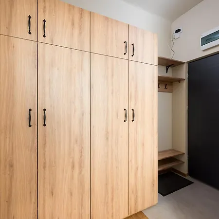 Wlochy Parkland Studio #11 アパート